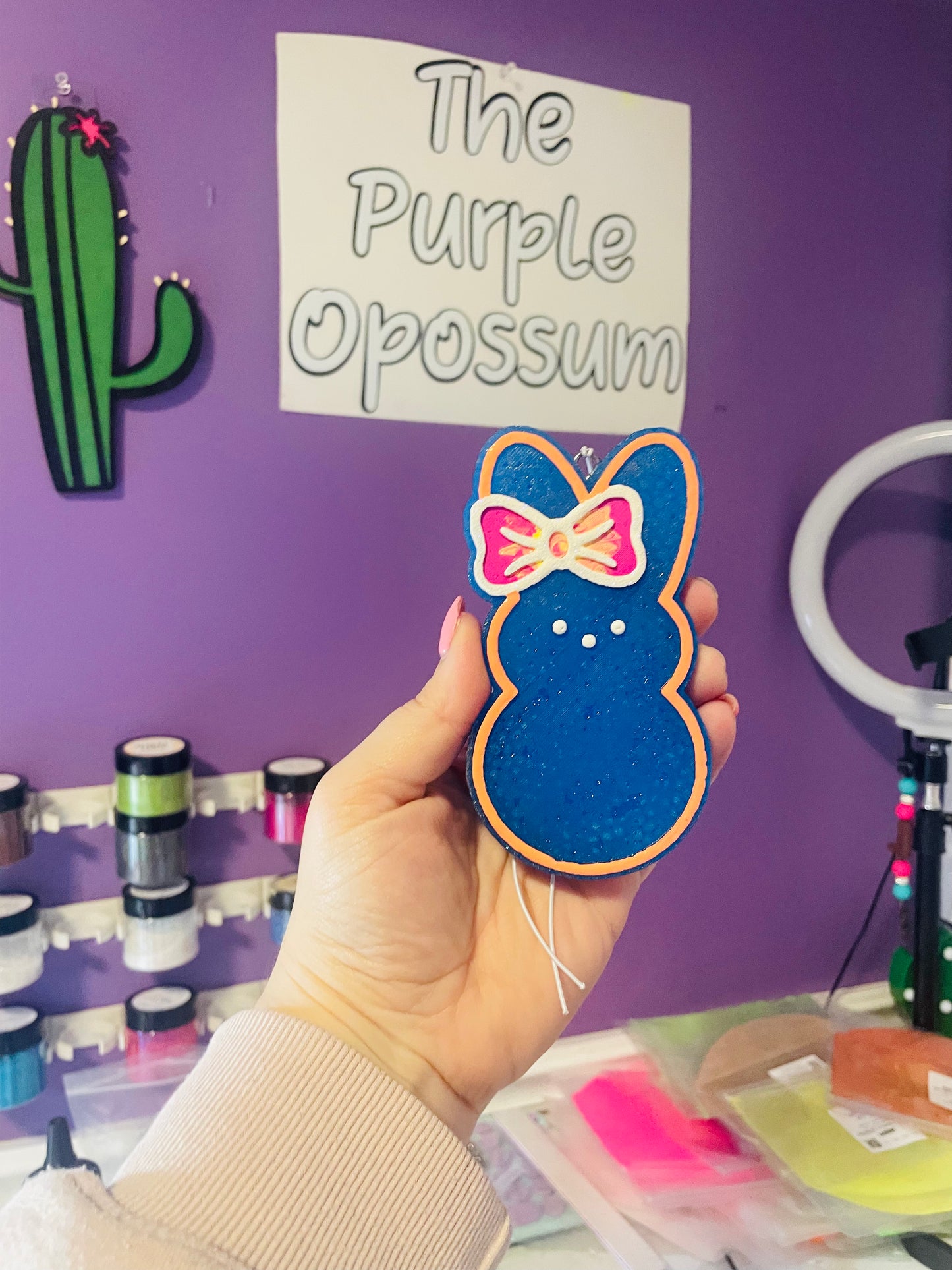 Peep with bow